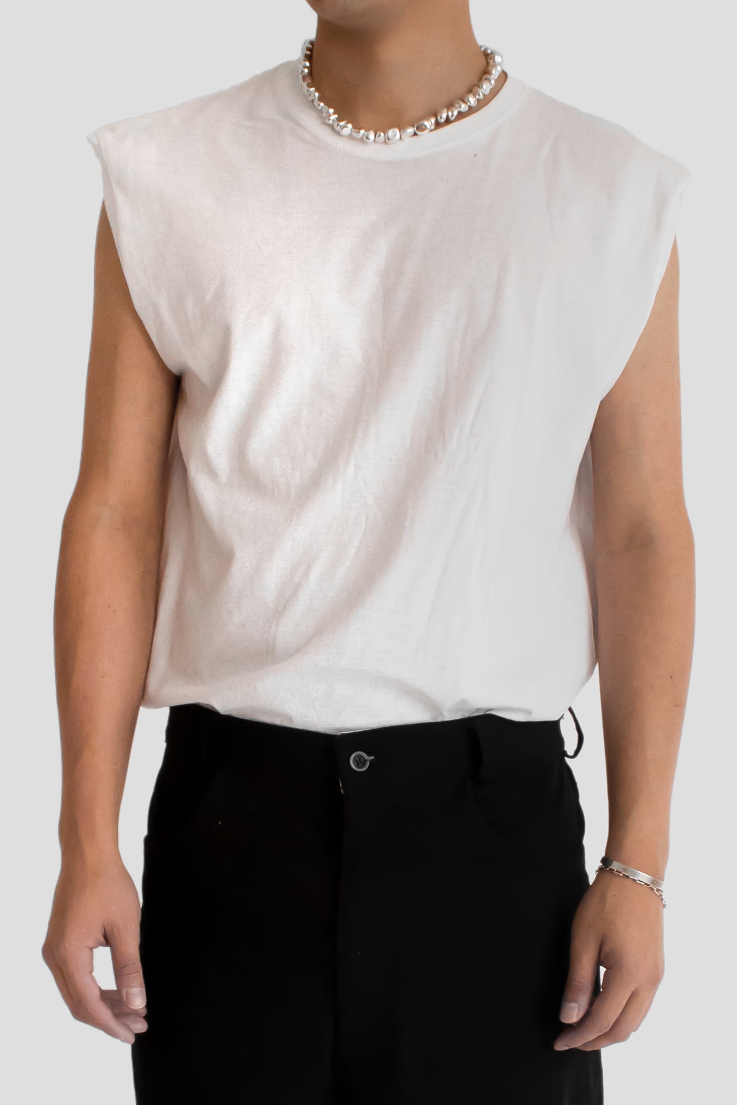 SLEEVELESS T-SHIRT