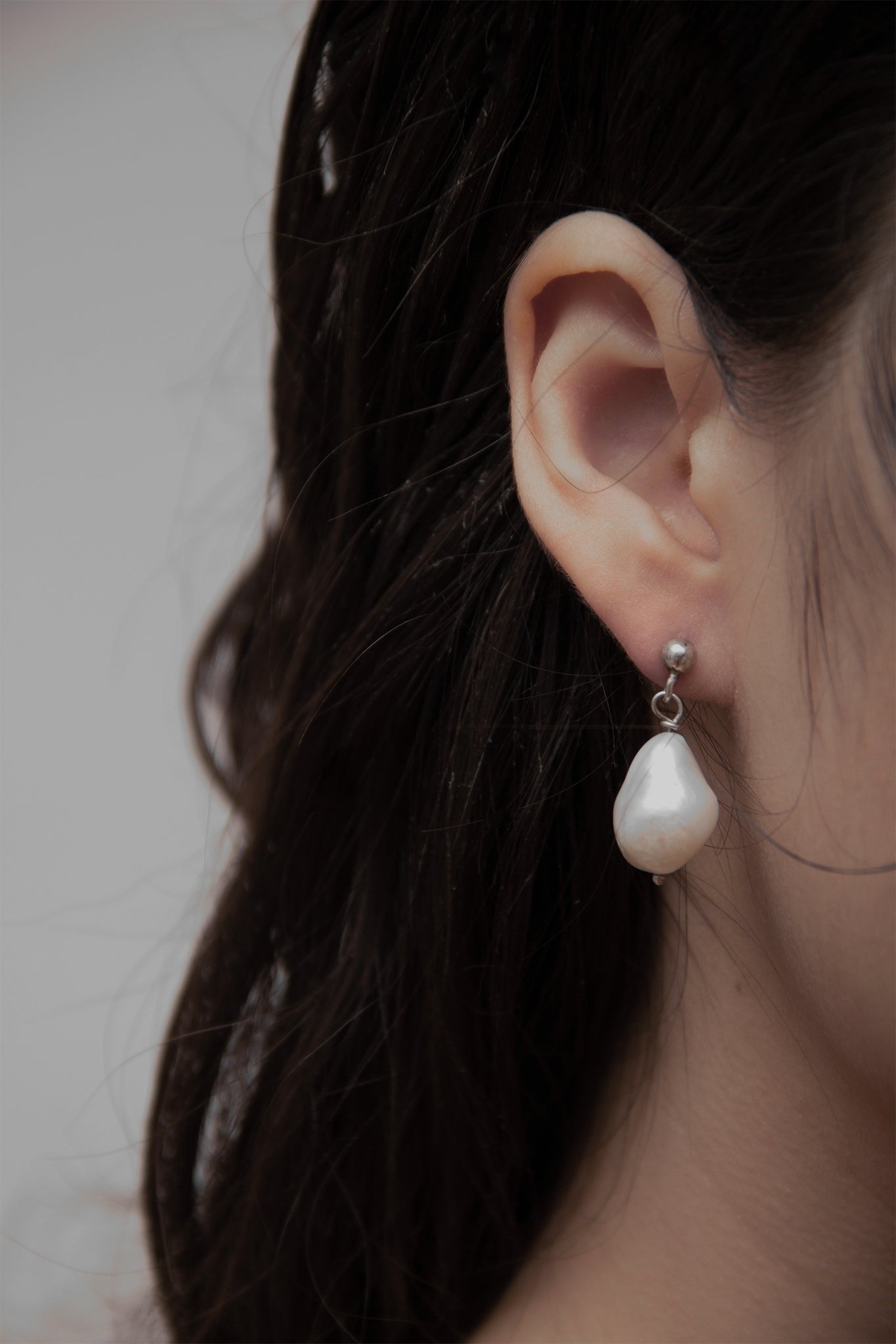 IRREGULAR PEARL 950 STERLING SILVER EARRING AYANEGUI LUXURY JEWERLY BRAND BASED IN MEXICO MODERN MINIMAL STREET STYLE FASHION 