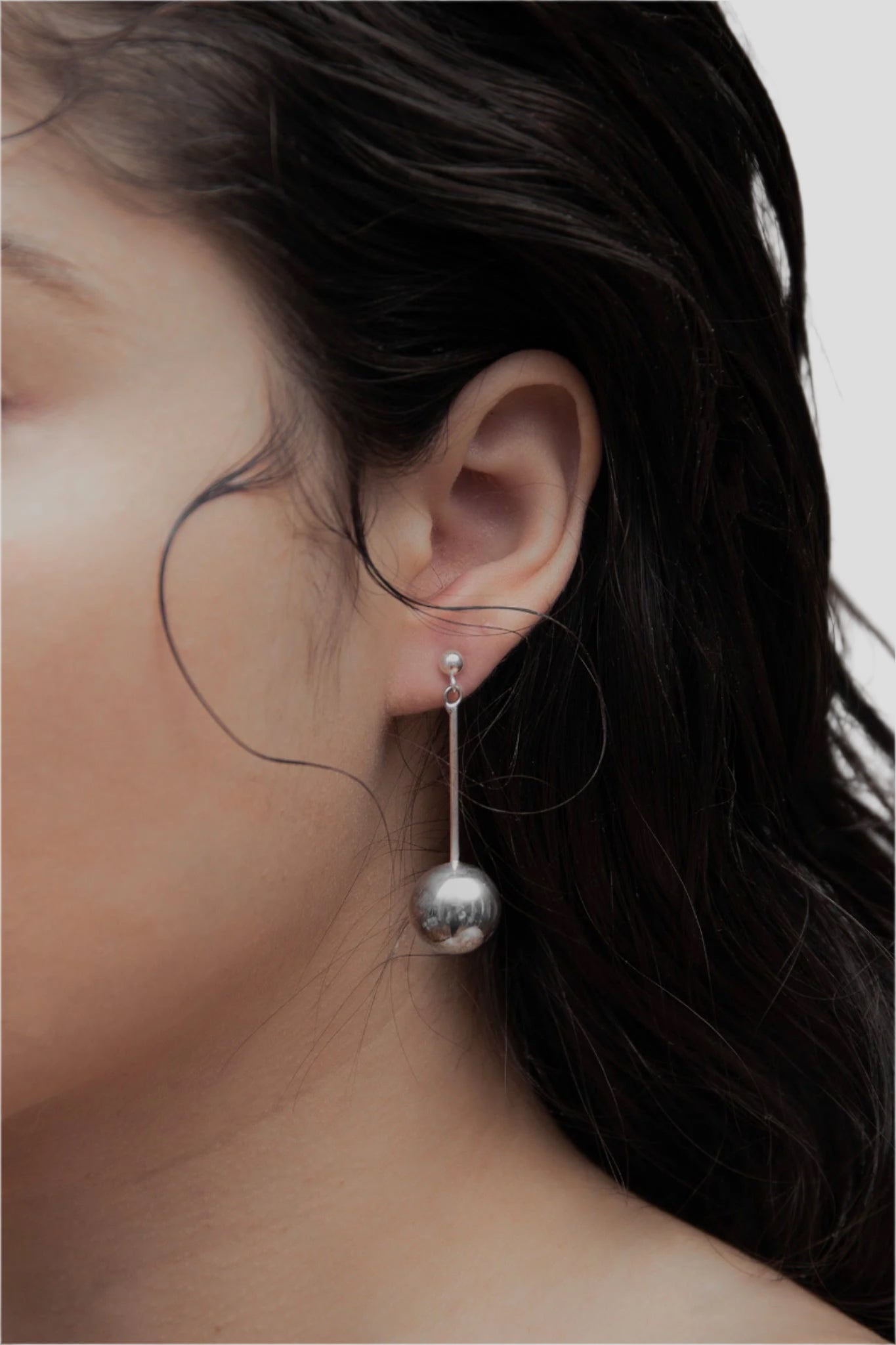 LONG HANGING SPHERE SILVER EARRINGS CONTEMPORARY LUXURY JEWELRY FASHION MINIMAL STYLE UNISEX STREET STYLE FASHION